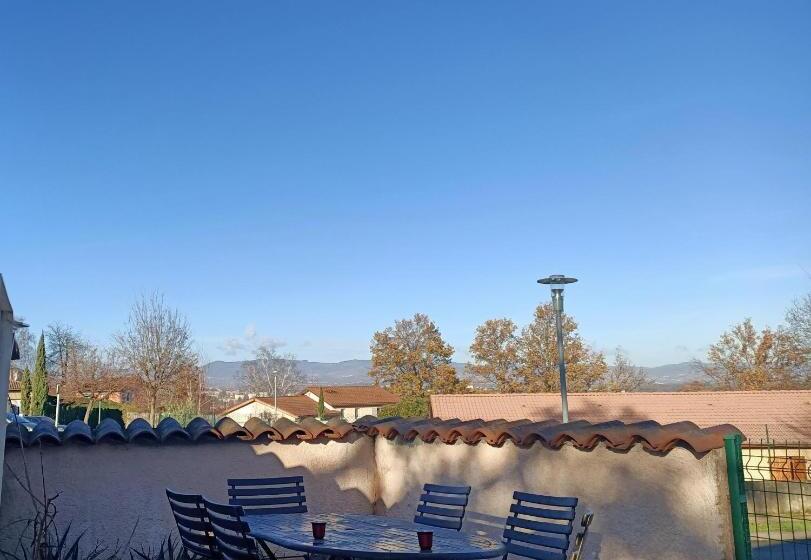 Студио Стандарт Вид на Сад, Studio De Jardin Le Temps D Une Pause Jusqu à 4 Personnes En Face Du Beaujolais   Climatisation Et B