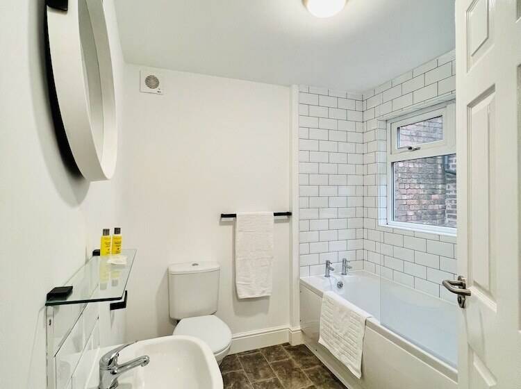 اتاق لوکس, Anfield Place To Stay