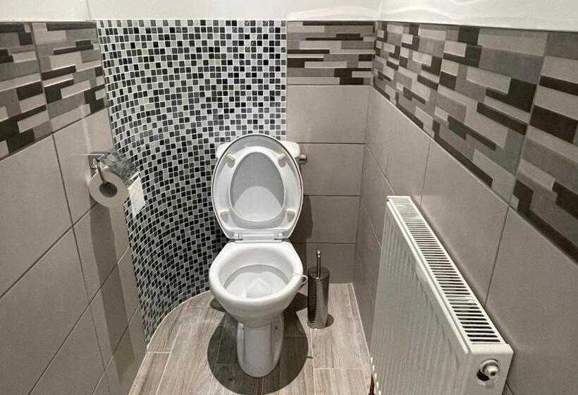 اتاق لوکس, Anfield Place To Stay