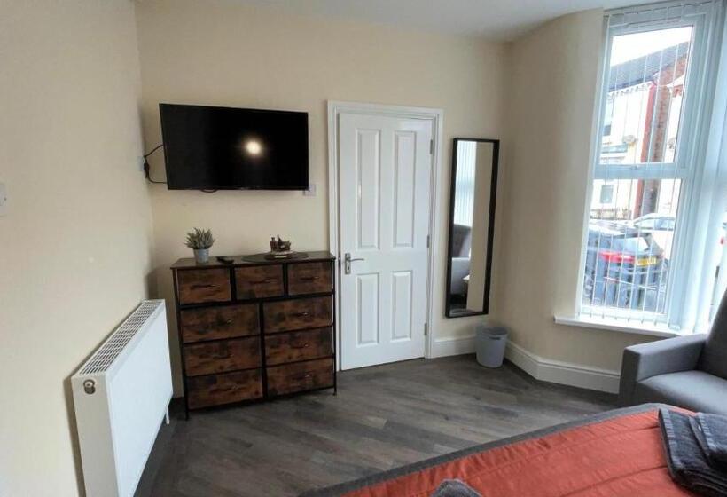 اتاق لوکس, Anfield Place To Stay