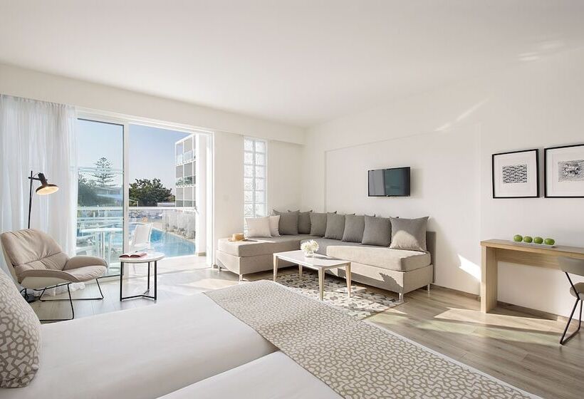 اتاق سوپریور با چشم‌انداز استخر, Sofianna Resort & Spa
