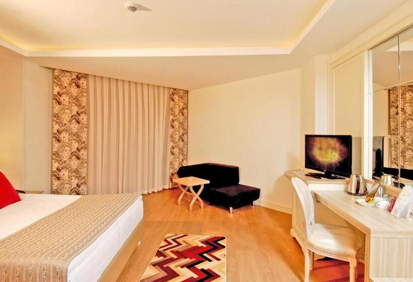 اتاق اساندارد با چشم‌انداز جانبی به دریا, Delphin Deluxe Resort