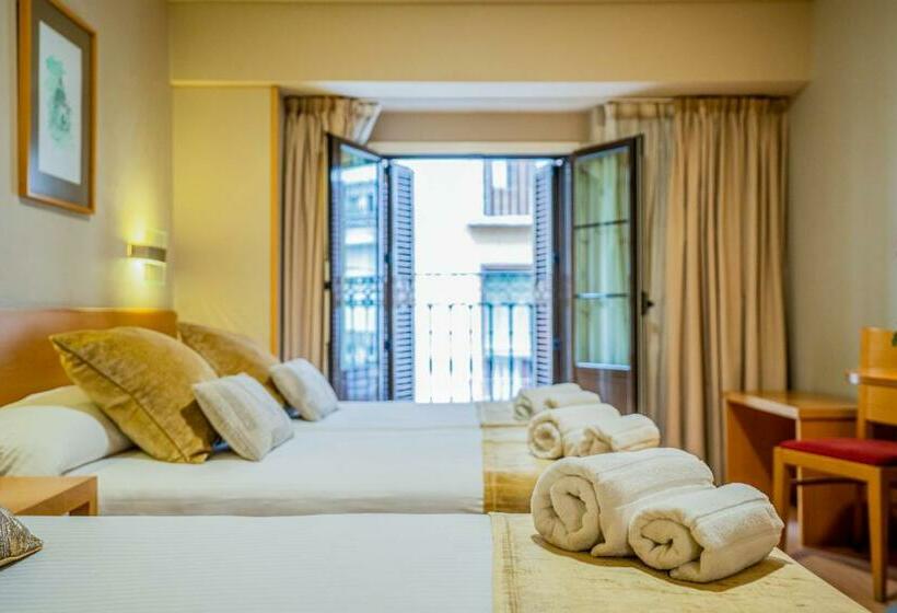 Habitación Triple Estándar, Victoria 4 Puerta Del Sol