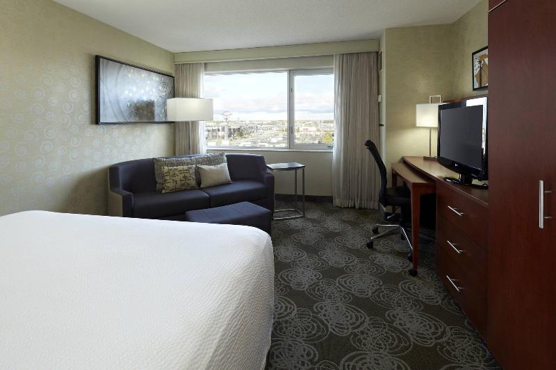 キングサイズベッドのスタンダードルーム, Courtyard By Marriott Montreal Airport