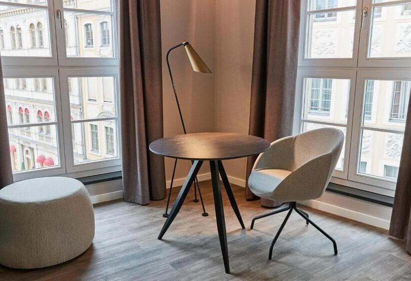 جناح جونيور, Steigenberger Hotel De Saxe