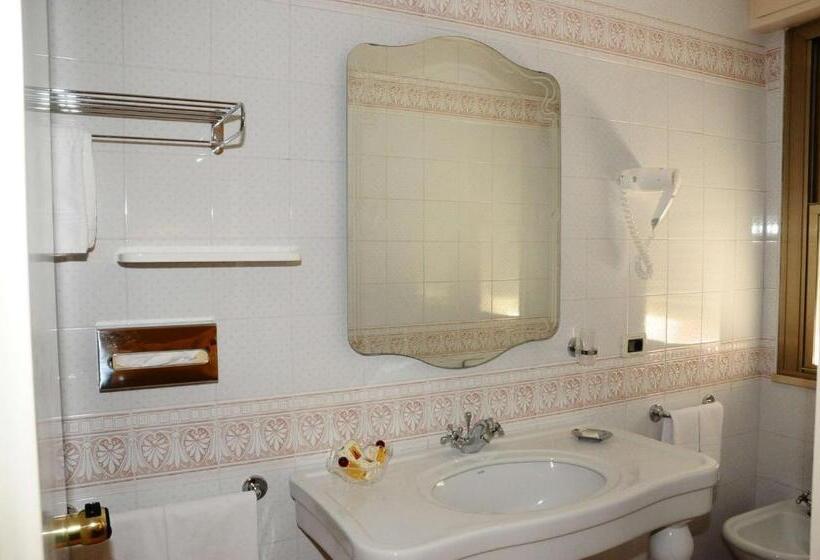 Трехместный Номер Стандарт с Балконом, Globus, Sure Hotel Collection By Best Western