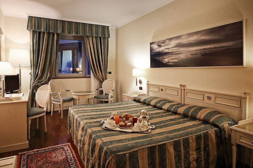 اتاق لوکس با چشمانداز دریاچه, Savoy Palace