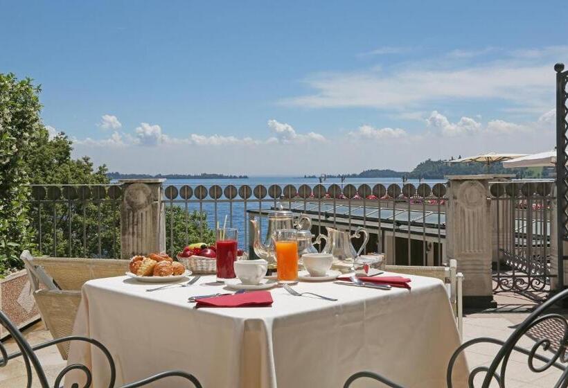 اتاق استاندارد با تخت بزرگ, Savoy Palace
