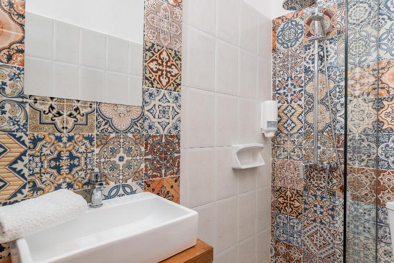 استودیوی استاندارد, Ledra