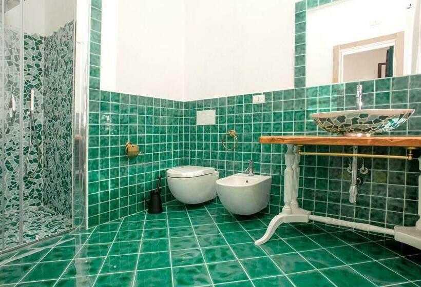 Люкс с Балконом, Vincent House Boutique