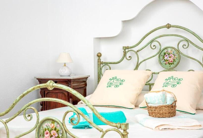 Люкс с Балконом, Vincent House Boutique