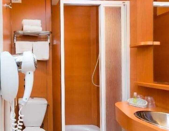 Номер Стандарт Трехместный, Brit Hotel Le Kerann Nantes St Herblain   Zac De La Lorie