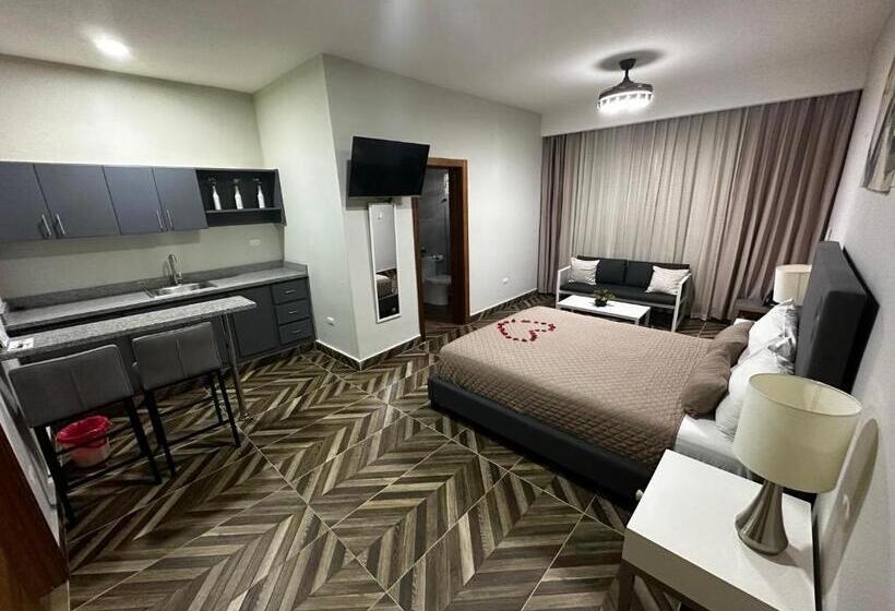 Номер Deluxe, Monarca