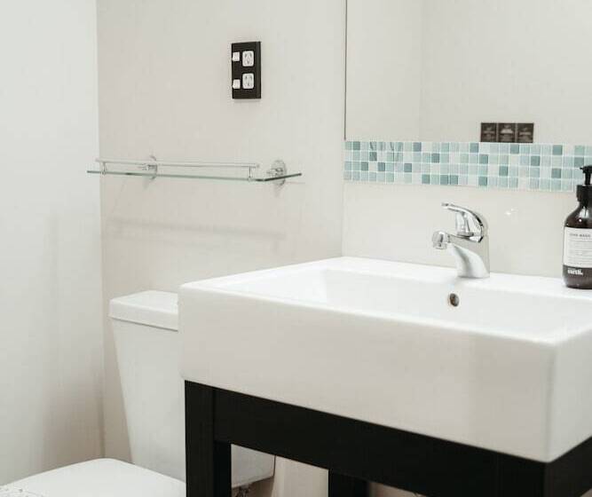 스탠다드 룸, Auckland City Hotel   Hobson St