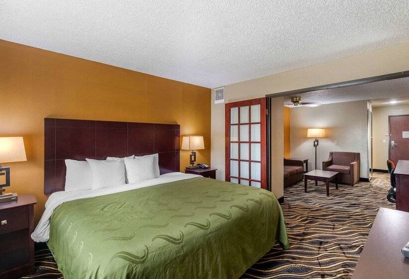 スイート, Quality Suites Addisondallas