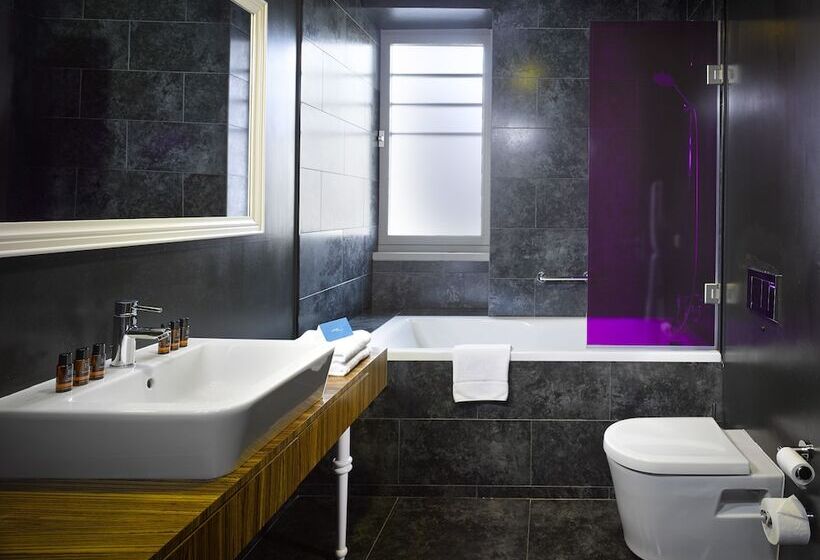 سوییت جونیور, The Icon Hotel & Lounge