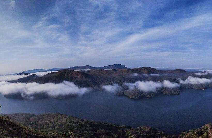 Номер Deluxe Вид на Озеро, Laurel Heights Resort Idukki