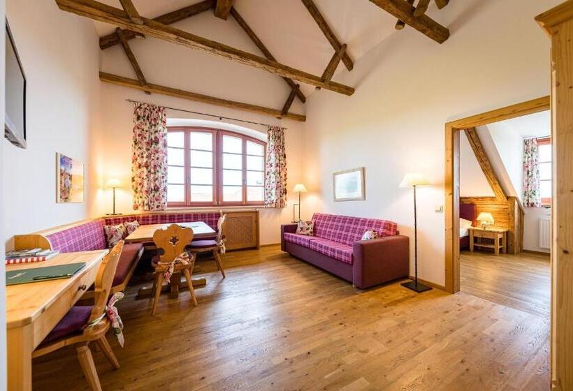 Family Suite, Hoamat