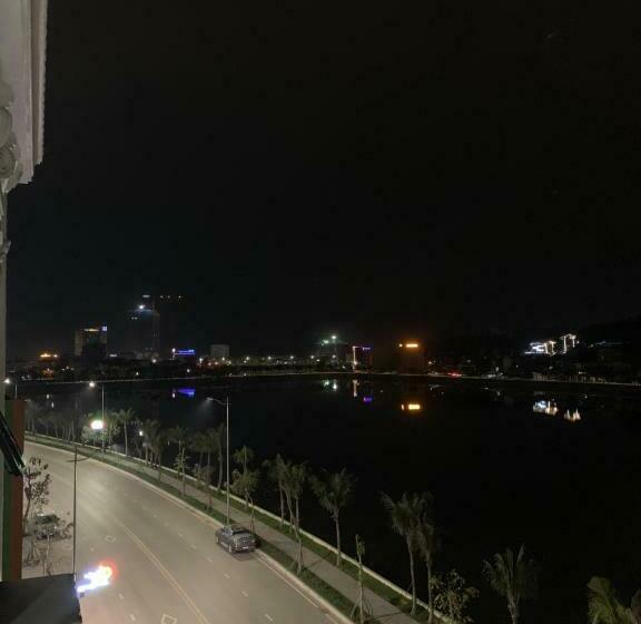 اتاق سه نفره دلوکس با چشم‌انداز دریا, Manchester Hotel Ha Long