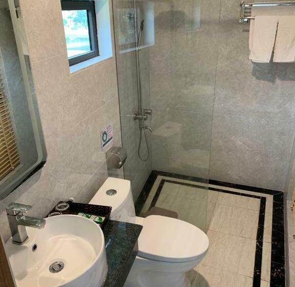 اتاق استاندارد سه نفره, Manchester Hotel Ha Long
