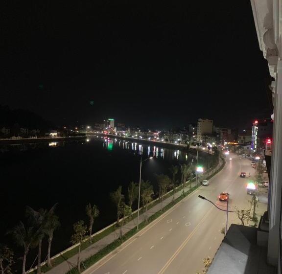 اتاق سه نفره دلوکس با چشم‌انداز دریا, Manchester Hotel Ha Long