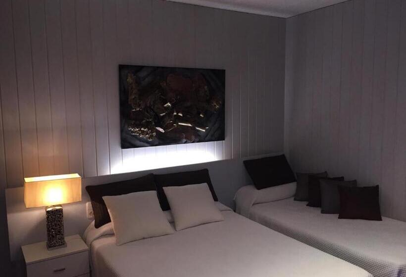 Номер Стандарт Трехместный, Hostal Sant Marti
