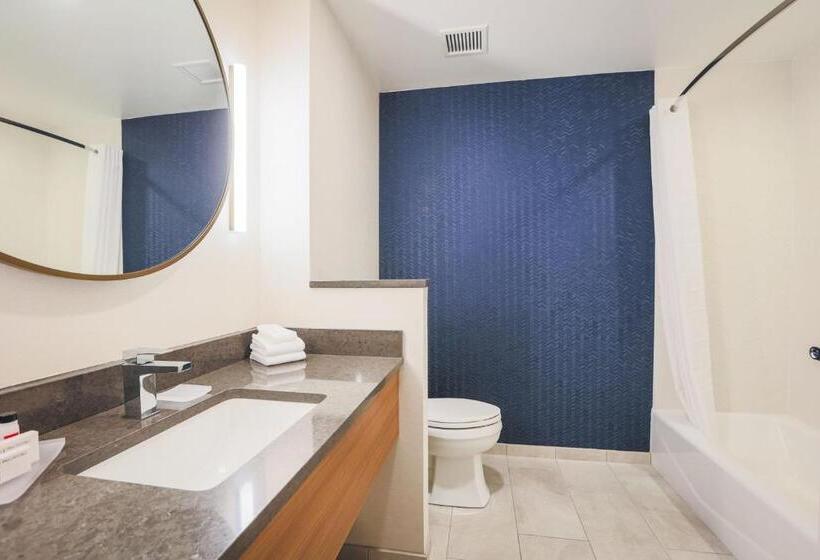 Люкс Кровать Квин, Fairfield Inn & Suites Marquette