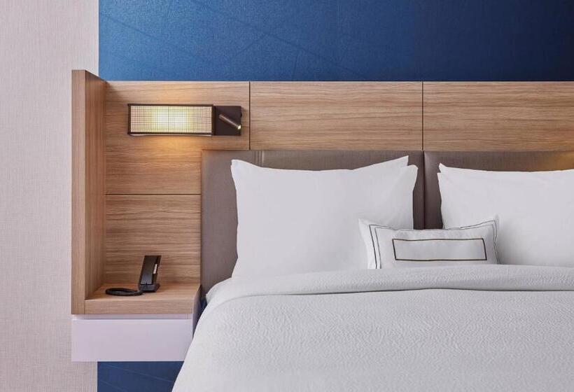 Suite King Size Bed, Springhill Suites By Marriott Chicago Chinatown