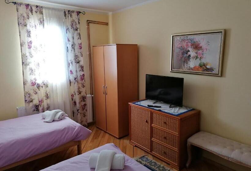 اتاق استاندارد سه نفره, House Izvor