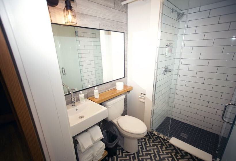带2个双人床的标准工作室, Crash Hotel Squamish