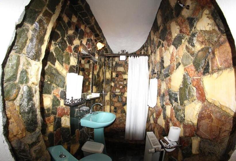 Cameră Economică, Hunter Prince Castle