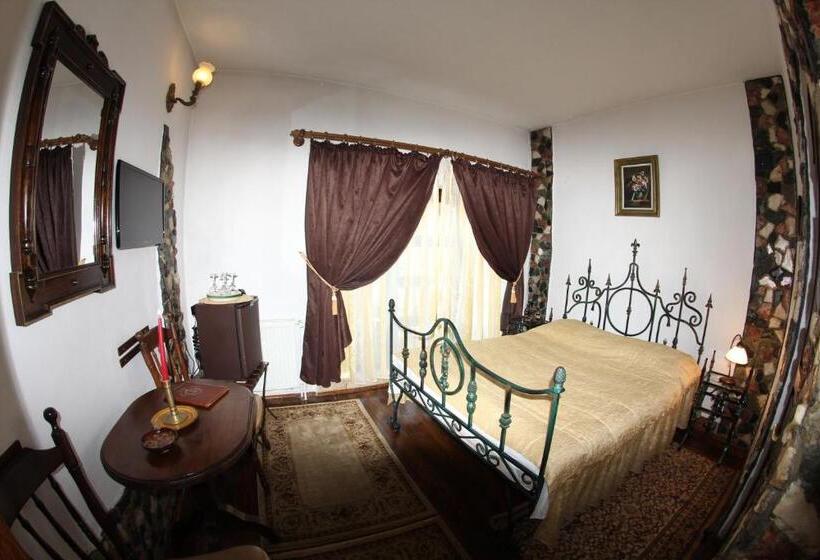 Cameră Economică, Hunter Prince Castle