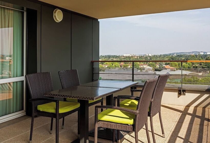 Люкс с Балконом, Courtyard By Marriott Toulouse Airport