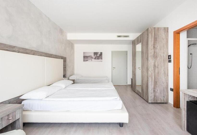 Deluxe Neljän Hengen Huone, De Nac