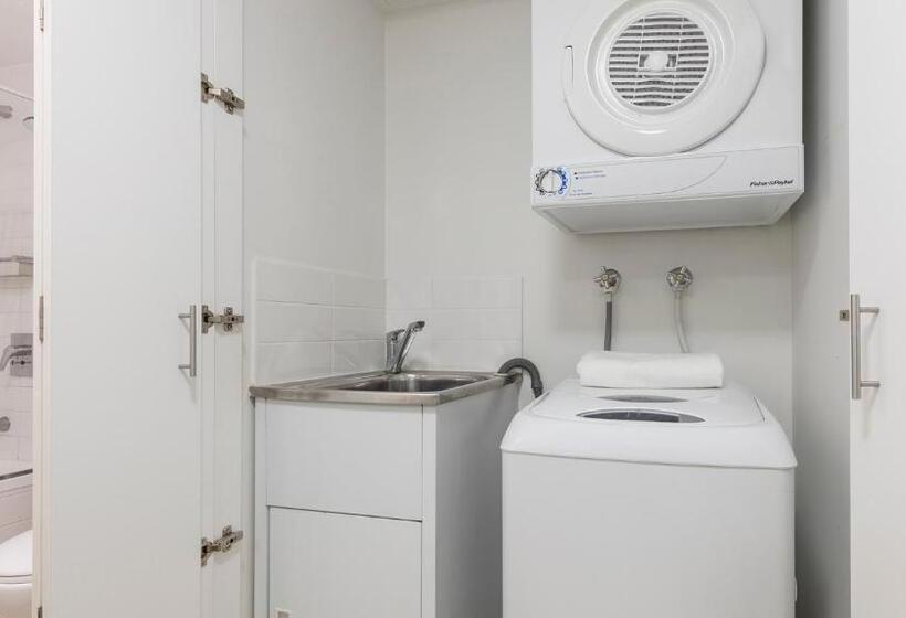 1 Bedroom Apartment River View, Oaks Brisbane Aurora Suites