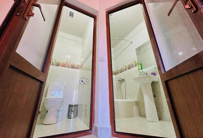 اتاق استاندارد چهار تخته, Dervish Hostel
