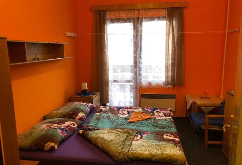 带共用浴室的标准房间, Na Trojce