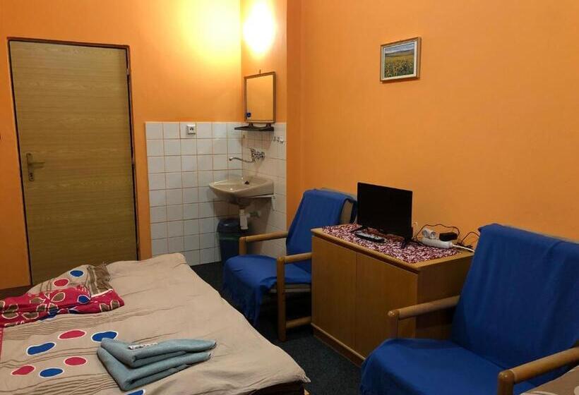 标准四人间共用浴室, Na Trojce