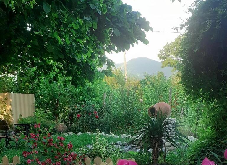 اتاق خانوادگی با چشم‌انداز باغ, Guesthouse Cottage