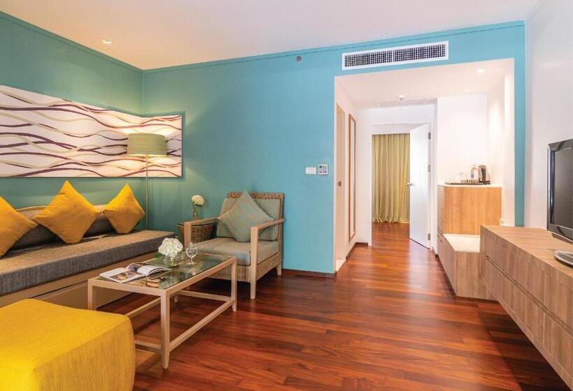 풀장 전망 스위트, Radisson Resort And Suites Phuket