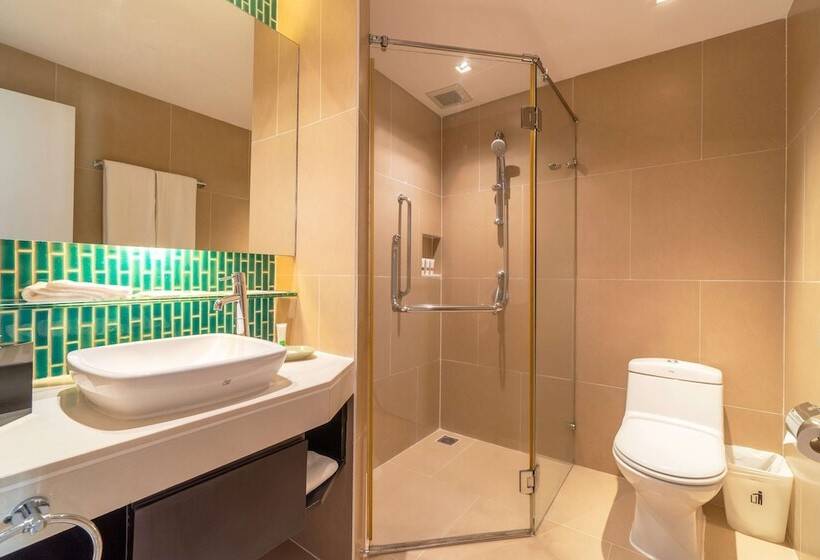 풀장 전망 스위트, Radisson Resort And Suites Phuket