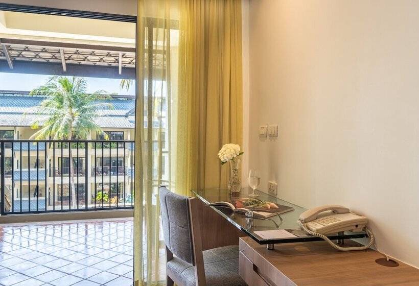풀장 전망 스위트, Radisson Resort And Suites Phuket