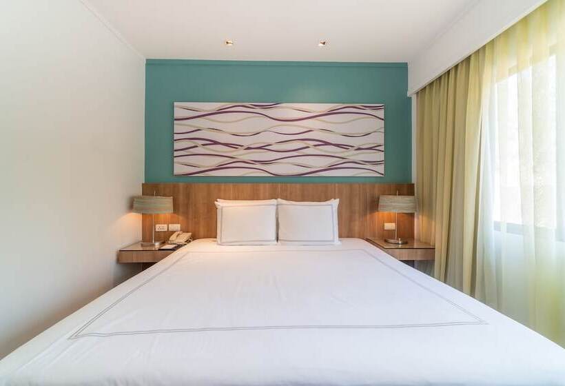 풀장 전망 스위트, Radisson Resort And Suites Phuket