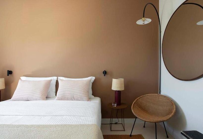 Номер Deluxe, Yayaki Spetses