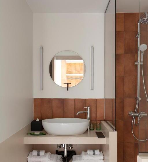 Номер Deluxe, Yayaki Spetses