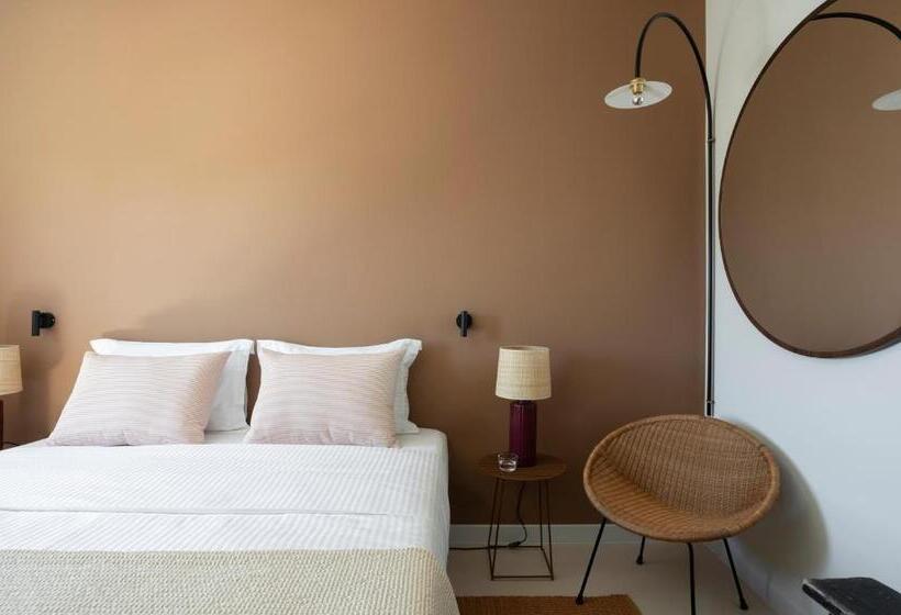 Номер Deluxe, Yayaki Spetses