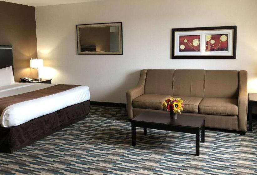 מיטת קינג בסוויטה, Quality Inn & Suites Denver International Airport