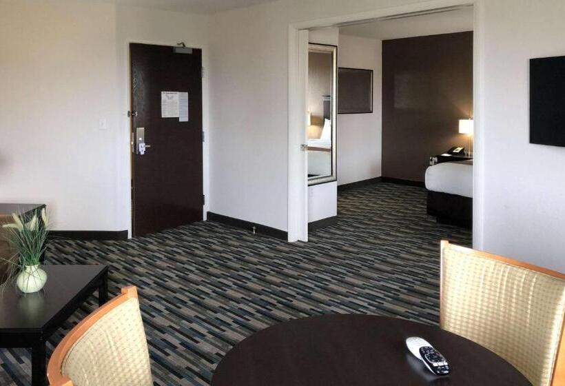 מיטת קינג בסוויטה, Quality Inn & Suites Denver International Airport