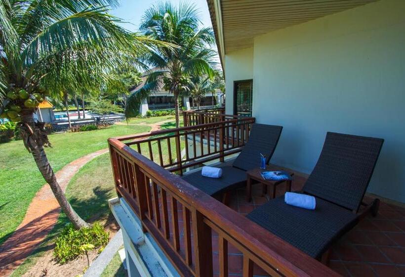 Номер Superior Вид на Бассейн, The Nouveau Chumphon Beach Resort And Golf