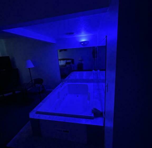 Suite King Size Bed, Vibe Inn   Whirlpools Suites   Lyons